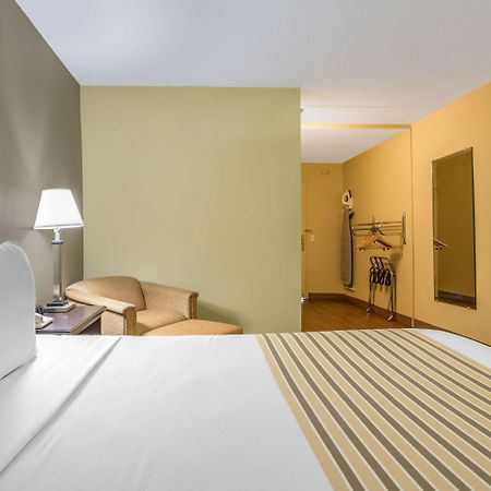 Econo Lodge Inn & Suites Triadelphia - Wheeling Zewnętrze zdjęcie