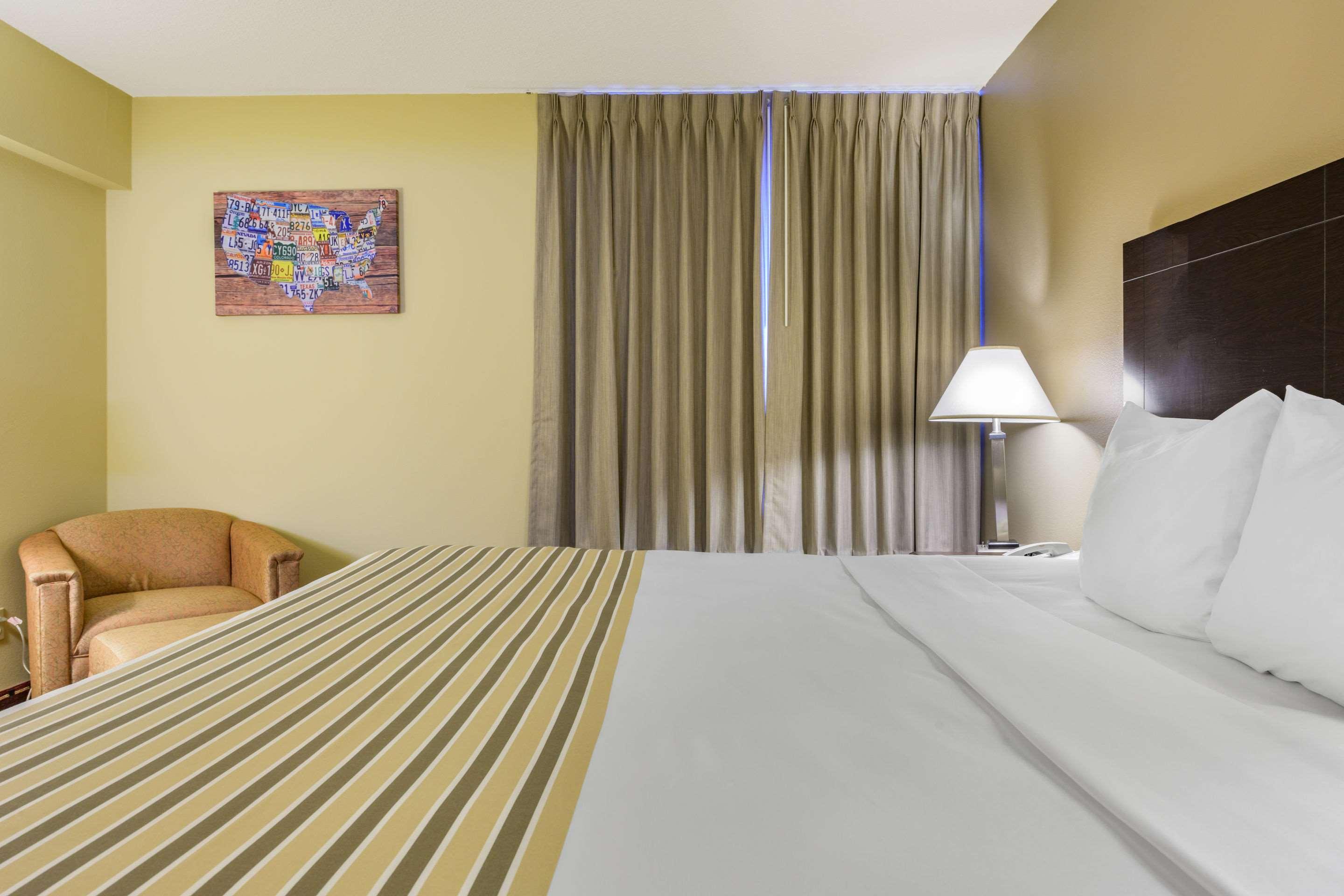 Econo Lodge Inn & Suites Triadelphia - Wheeling Zewnętrze zdjęcie