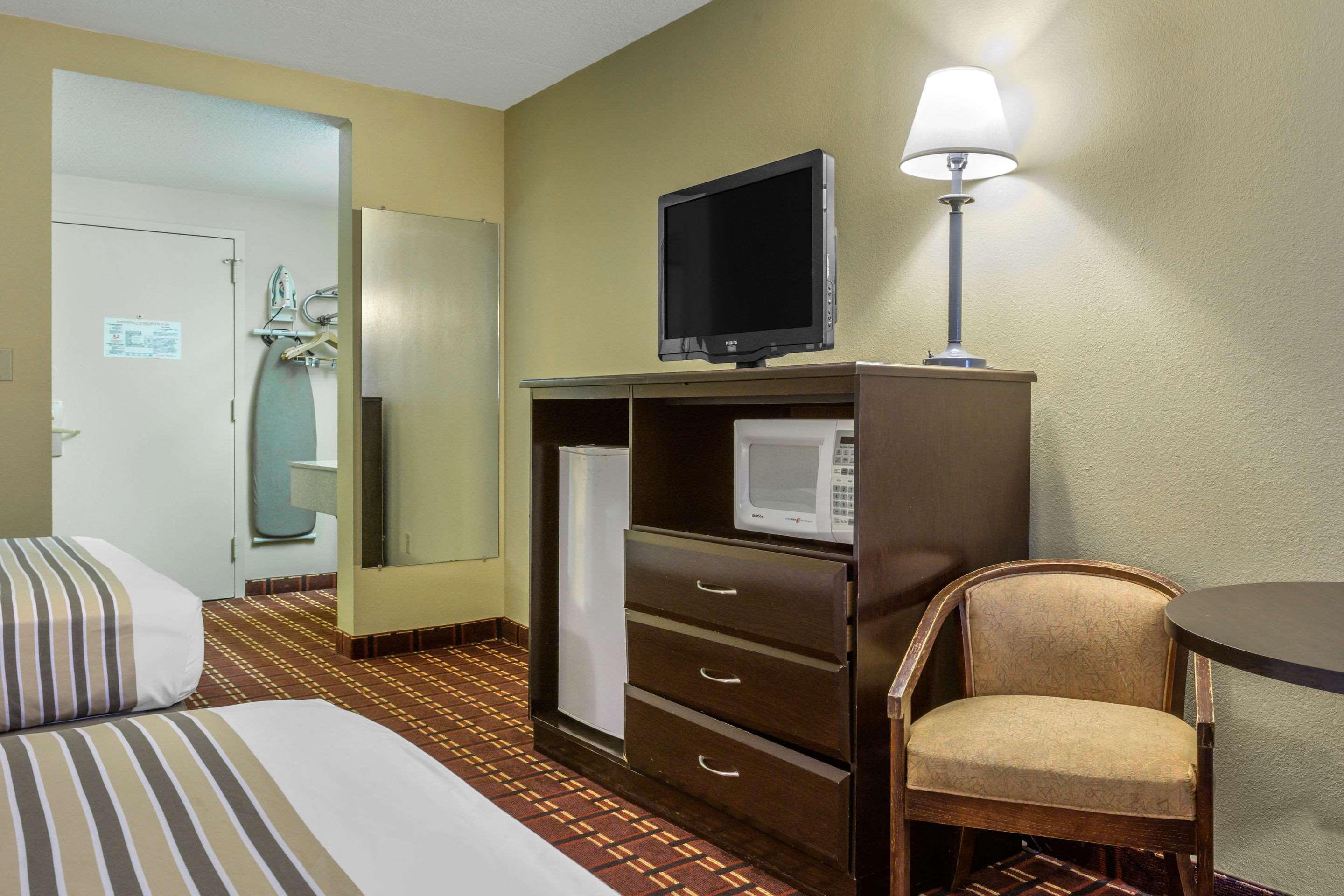 Econo Lodge Inn & Suites Triadelphia - Wheeling Zewnętrze zdjęcie