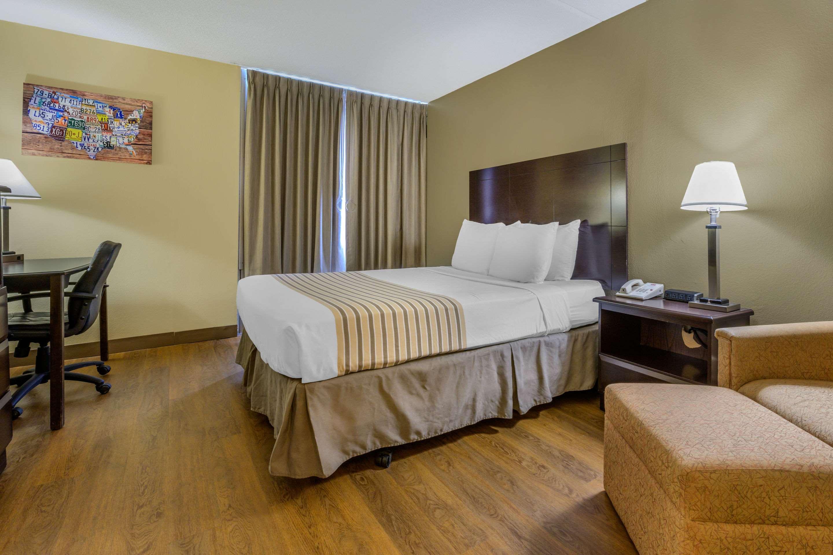 Econo Lodge Inn & Suites Triadelphia - Wheeling Zewnętrze zdjęcie