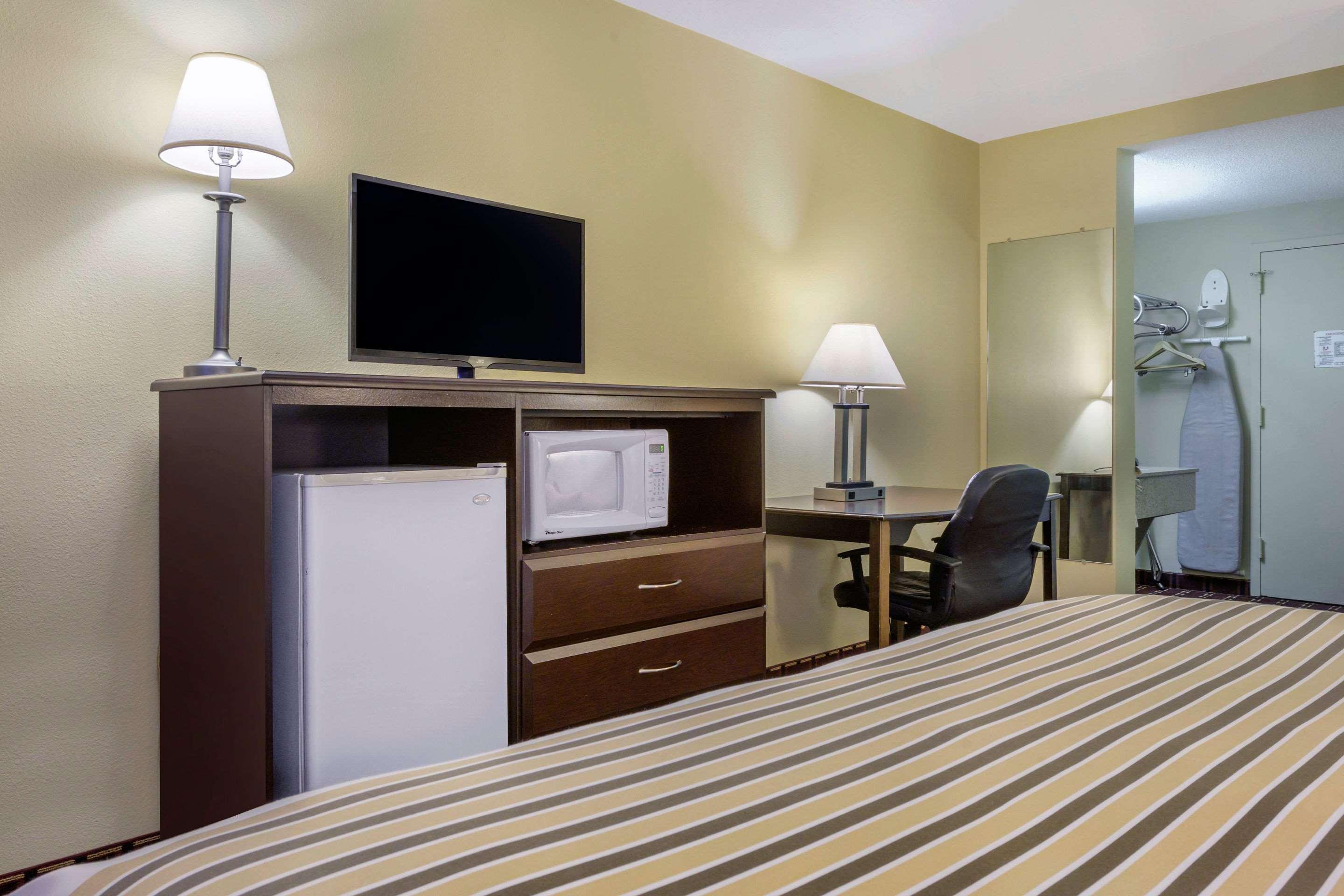 Econo Lodge Inn & Suites Triadelphia - Wheeling Zewnętrze zdjęcie