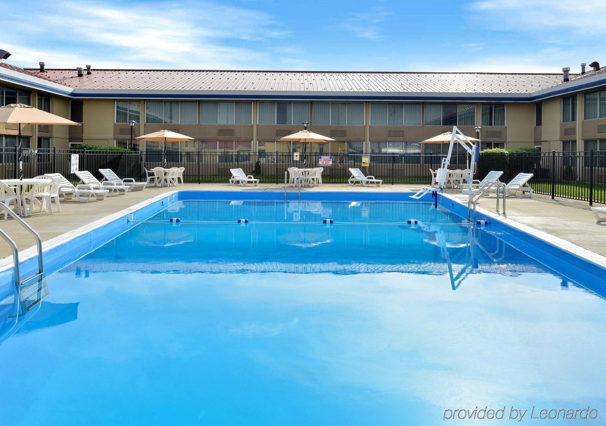 Econo Lodge Inn & Suites Triadelphia - Wheeling Zewnętrze zdjęcie