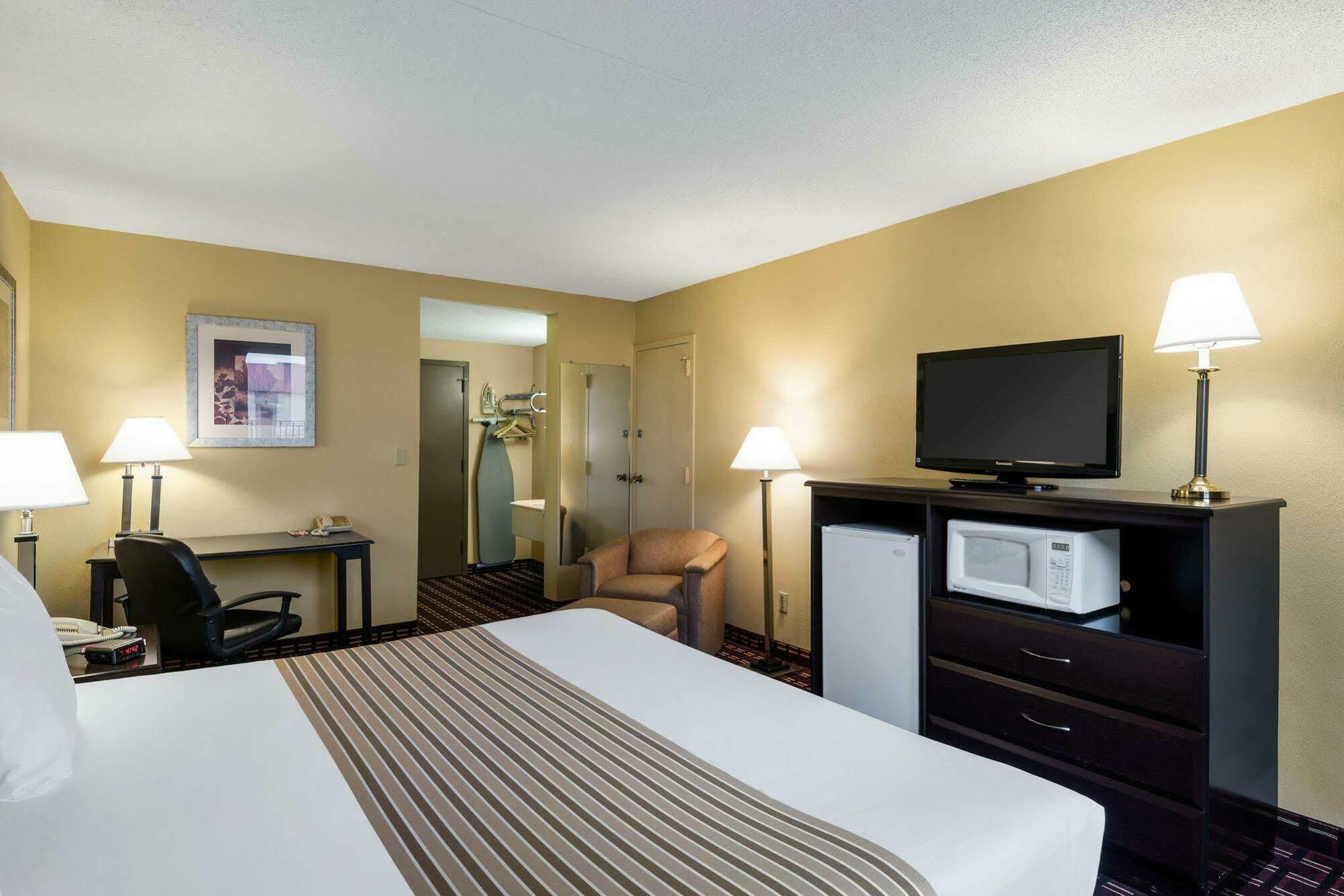 Econo Lodge Inn & Suites Triadelphia - Wheeling Zewnętrze zdjęcie