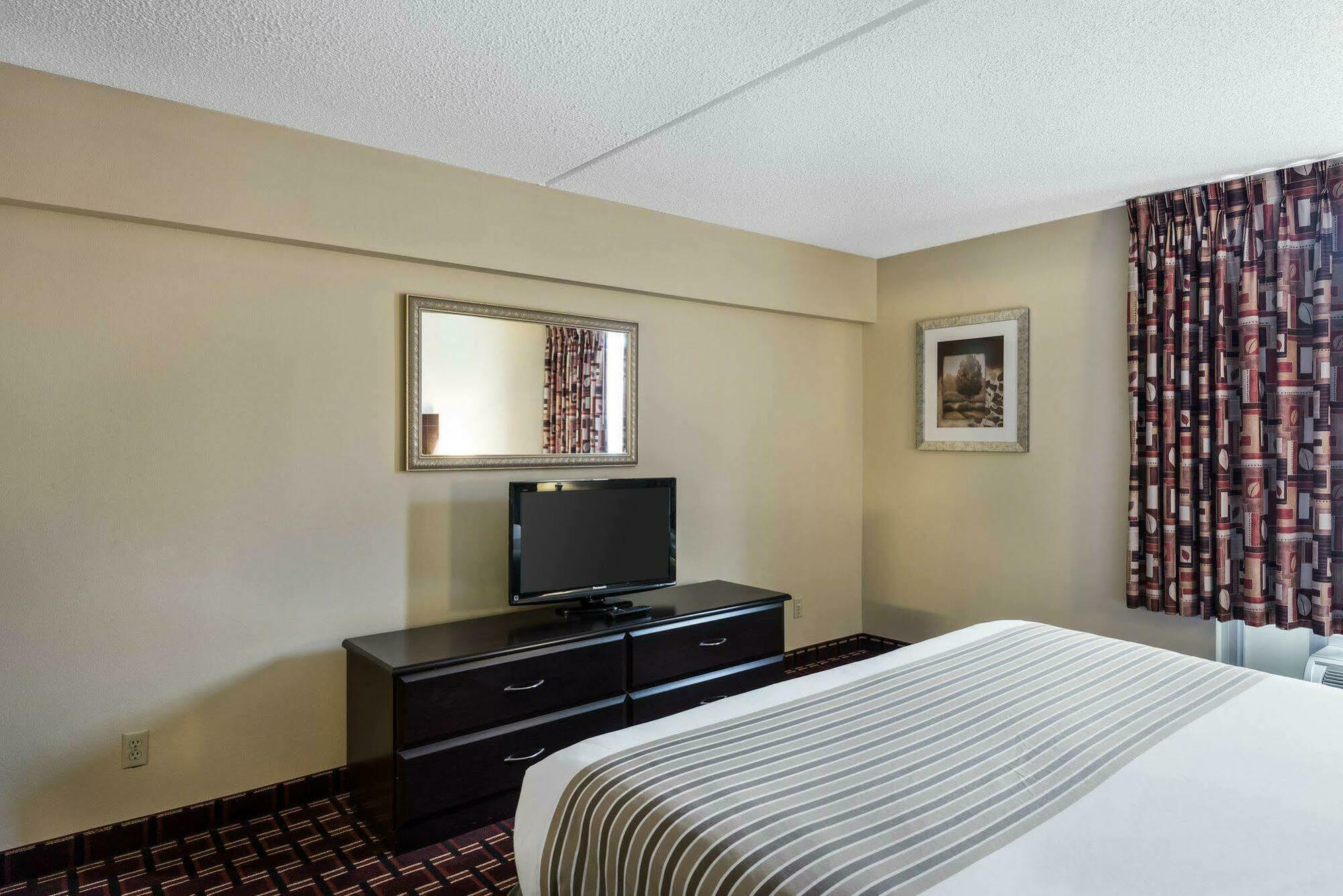 Econo Lodge Inn & Suites Triadelphia - Wheeling Zewnętrze zdjęcie