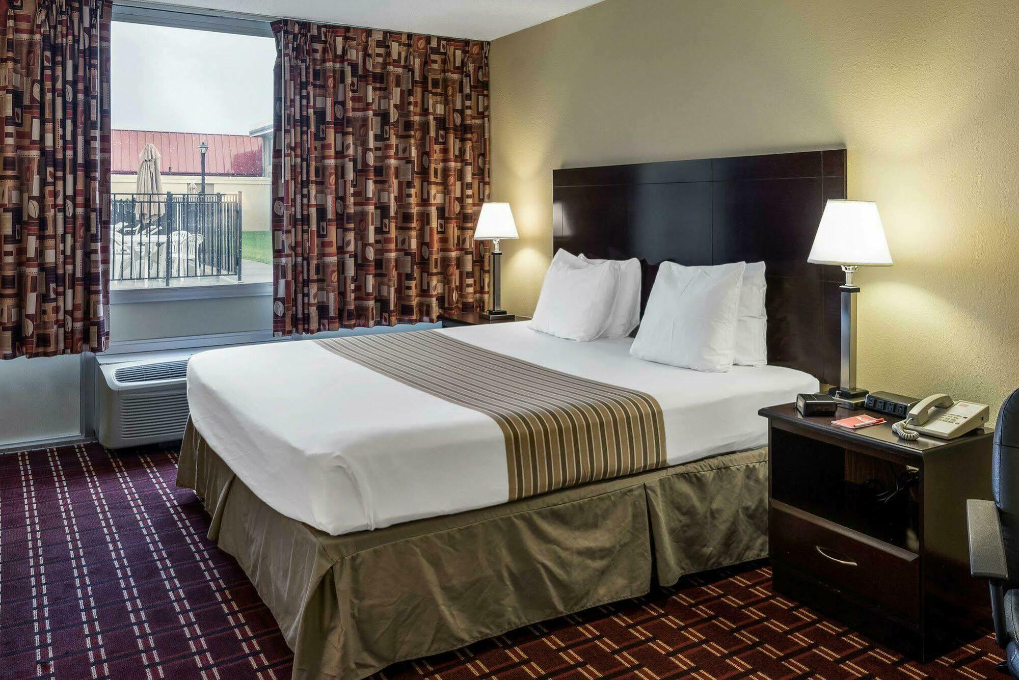Econo Lodge Inn & Suites Triadelphia - Wheeling Zewnętrze zdjęcie