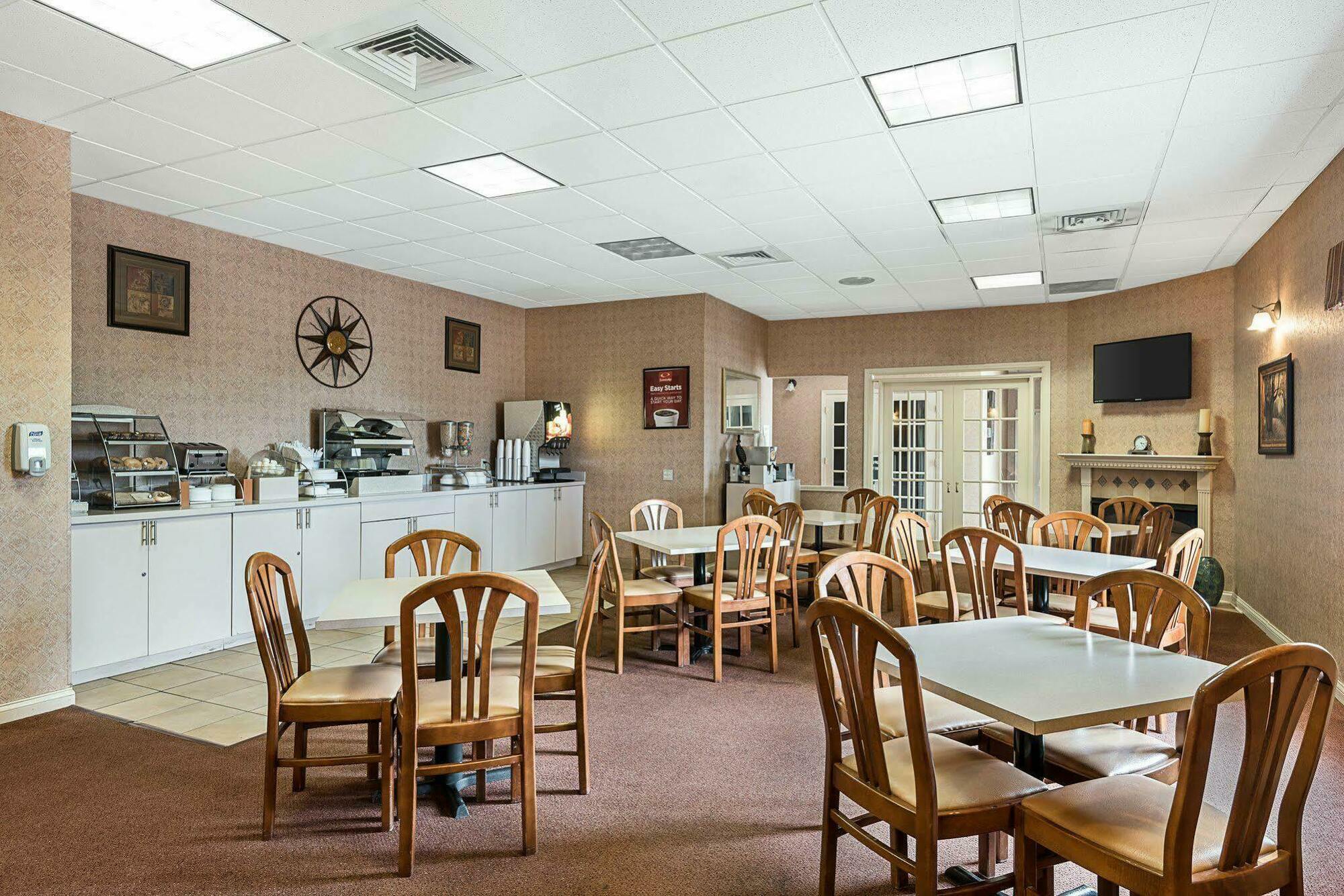 Econo Lodge Inn & Suites Triadelphia - Wheeling Zewnętrze zdjęcie