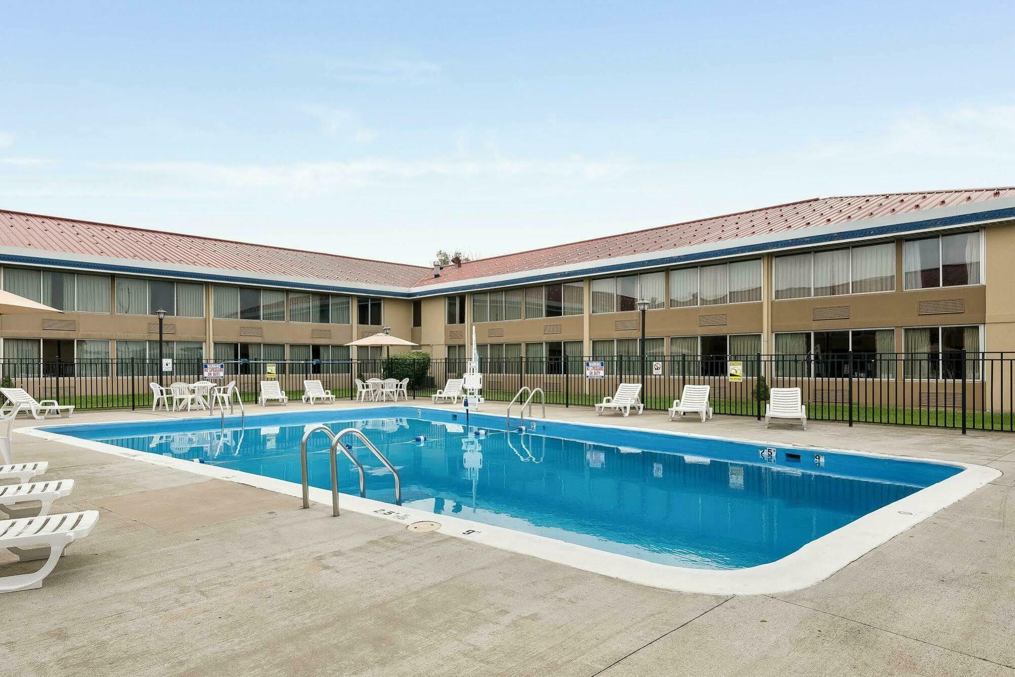 Econo Lodge Inn & Suites Triadelphia - Wheeling Zewnętrze zdjęcie